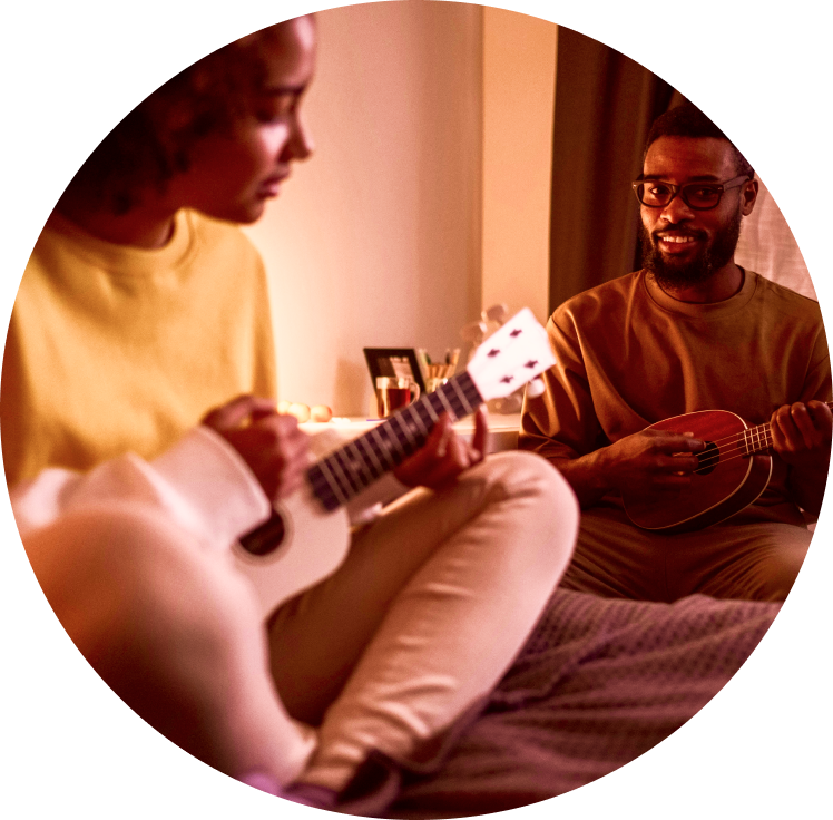 Professor ensinando uma menina a tocar Ukulele